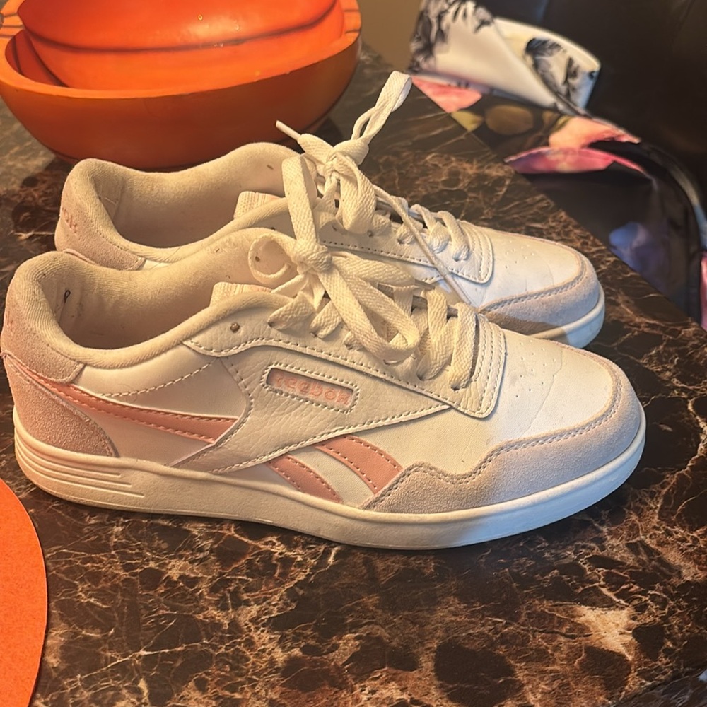 Woman’s 7.5 Reebok sneakers.